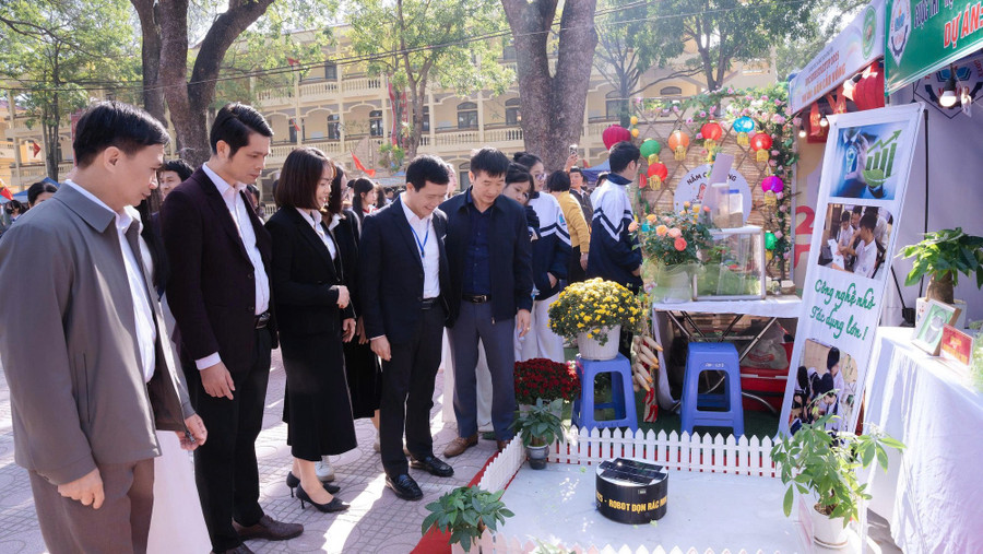 Ban tổ chức tham quan gian hàng trưng bày giới thiệu sản phẩm của các dự án.