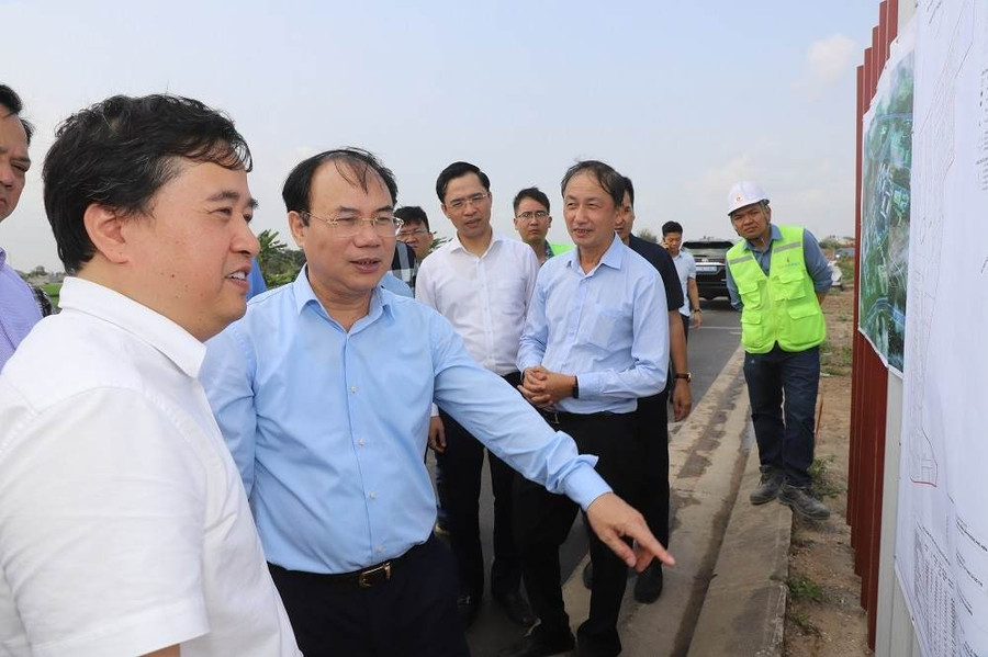 Đoàn công tác của Bộ Xây dựng kiểm tra thực tế một dự án nhà ở xã hội trên địa bàn tỉnh Hưng Yên. Ảnh: Tất Đạt