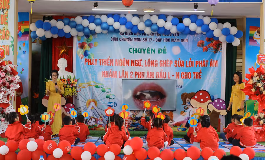 Tiết dạy “Làm quen chữ cái l, m, n” cho trẻ 5 tuổi của cô Nguyễn Thị Mai Hoa và Phạm Thị Kim Dung (Trường Mầm non Bùi Hữu Diên, xã Hồng Minh).