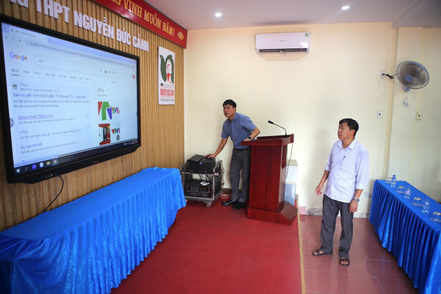 Lãnh đạo Trường THPT Nguyễn Đức Cảnh kiểm tra thiết bị và đường truyền kết nối internet. 1.jpg