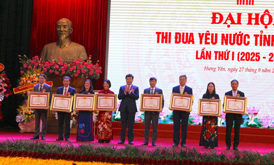 Thừa ủy quyền, Ông Trần Quốc Toản, Phó Bí thư Thường trực Tỉnh ủy Hưng Yên trao Bằng khen của Thủ tướng cho đại diện các tập thể. 5.jpg
