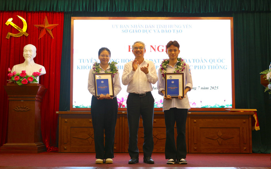 Giám đốc Sở GD&ĐT Hưng Yên Phạm Đồng Thuỵ trao thư khen hai thủ tại buổi lễ. img-0393.jpg
