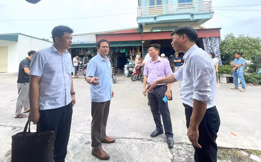 Tổ công tác Chi cục an toàn vệ sinh thực phẩm Hưng Yên xuống hiện trường xác minh vụ việc.