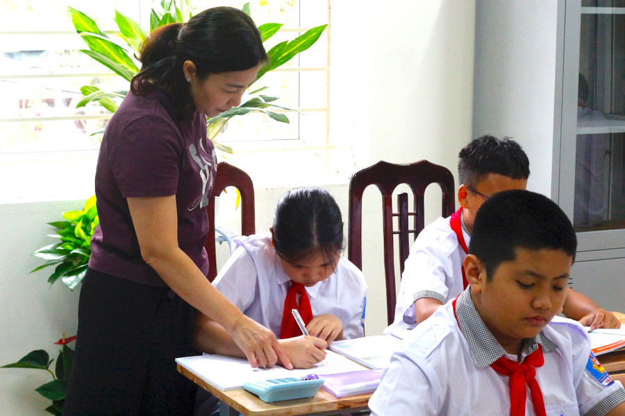 Cô trò Trường THCS Trần Phú vui mừng khi được học tập trong phòng học mới. anh-3.jpg