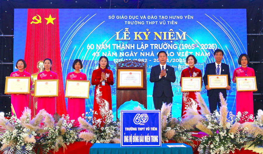 Tập thể Trường THPT Vũ Tiên và các cá nhân vinh dự đón nhận bằng khen của Bộ trưởng Bộ GD&ĐT và Chủ tịch UBND tỉnh Hưng Yên.