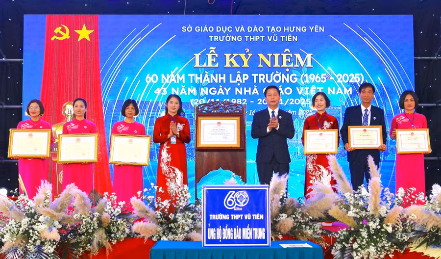 Tập thể Trường THPT Vũ Tiên và các cá nhân vinh dự đón nhận bằng khen của Bộ trưởng Bộ GD&ĐT và Chủ tịch UBND tỉnh Hưng Yên.