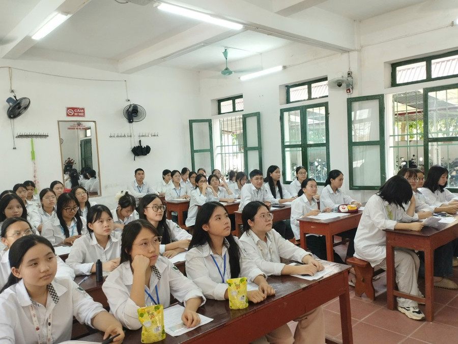 Học sinh tham dự buổi tập huấn tại điểm cầu Trường THPT Nguyễn Đức Cảnh. z7102056837275-513033e1b5e4769c99bdca0eaa920fe2.jpg
