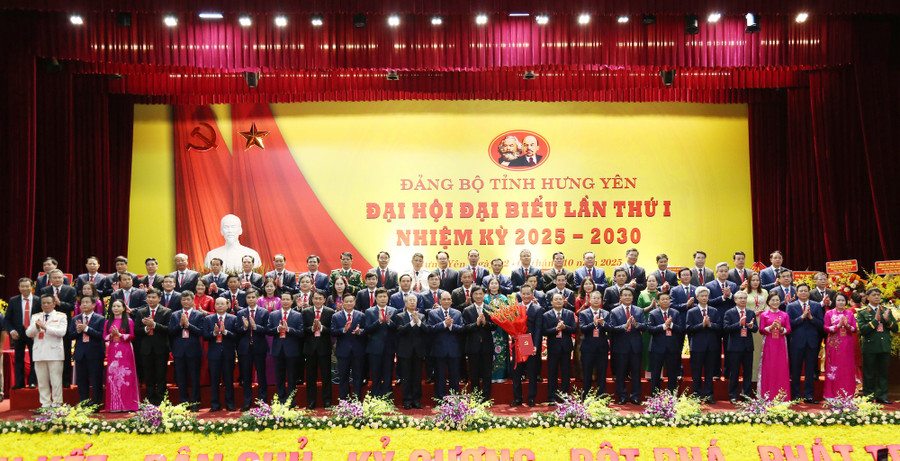 Ông Nguyễn Duy Ngọc, Chủ nhiệm Ủy ban Kiểm tra Trung ương cùng đại biểu chúc mừng Ban Chấp hành Đảng bộ tỉnh Hưng Yên nhiệm kỳ 2025 - 2030. 3m9a2535.jpg
