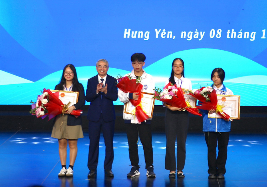 Giám đốc Sở GD&ĐT Hưng Yên Phạm Đồng Thụy trao giải Nhà hùng biện ưu tú cho 4 học sinh. img-7321.jpg