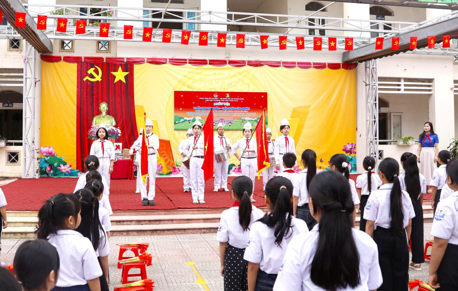 Học sinh Trường Tiểu học Trần Cao thực hiện nghi thức chào cờ.