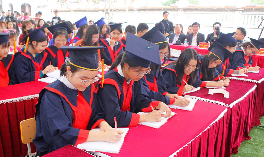 Học sinh khai bút đầu Xuân.