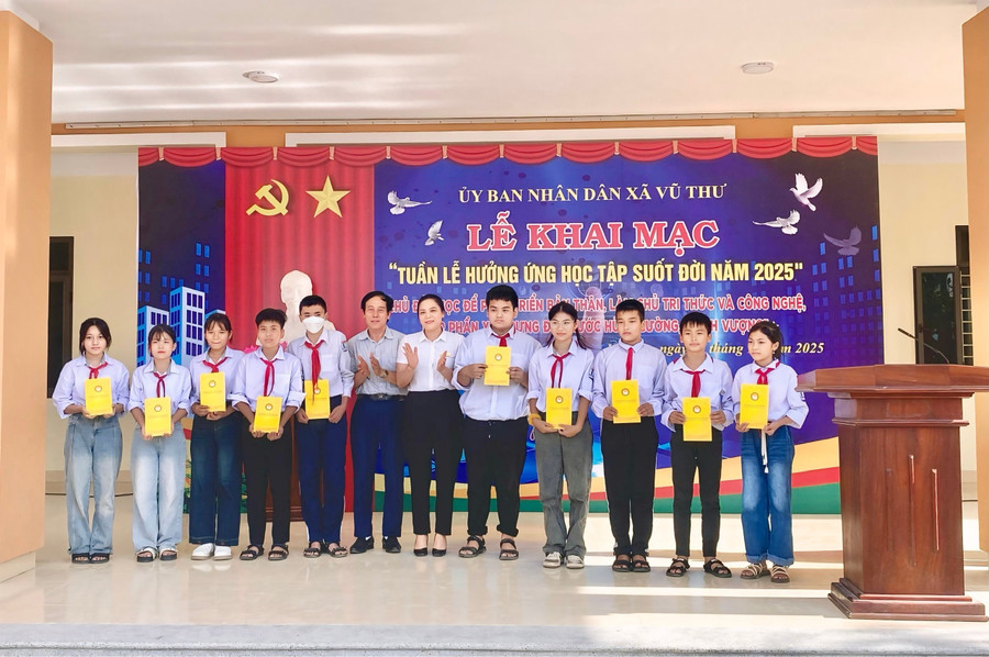 Các đại biểu trao quà các em học sinh vượt khó, học giỏi tại Trường TH&THCS Dũng Nghĩa. lanh-dao-xa-vu-thu-tang-qua.jpg