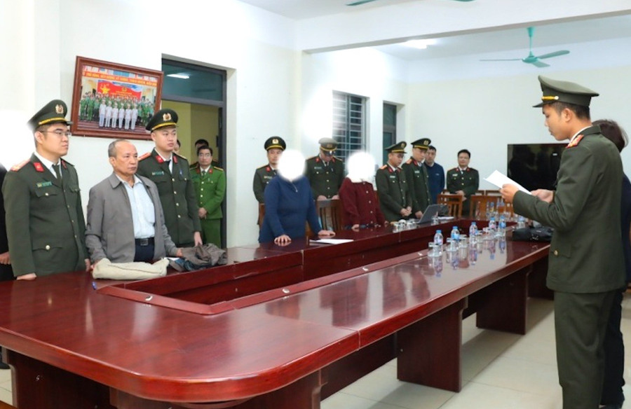  Cơ quan chức năng tống đạt các quyết định đối với Vũ Như Anh. Ảnh: Công an tỉnh Hưng Yên