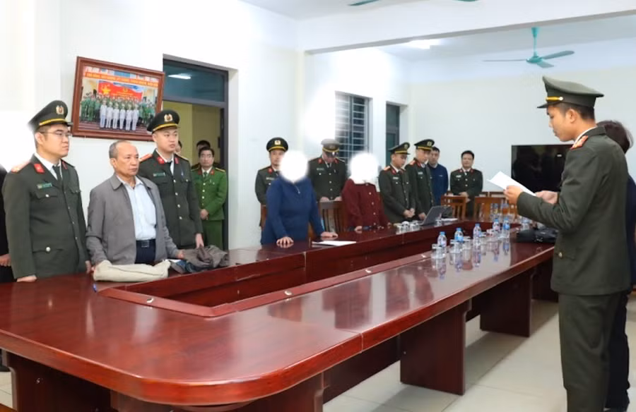  Cơ quan chức năng tống đạt các quyết định đối với Vũ Như Anh. Ảnh: Công an tỉnh Hưng Yên