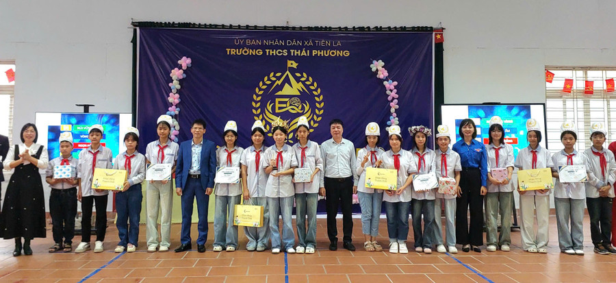 Ban tổ chức trao giải cho các đội thi.