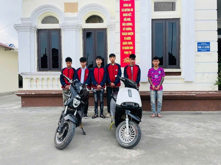 Nhóm thanh thiếu niên và tang vật liên quan tại cơ quan công an. Ảnh: Công an xã Quỳnh An.