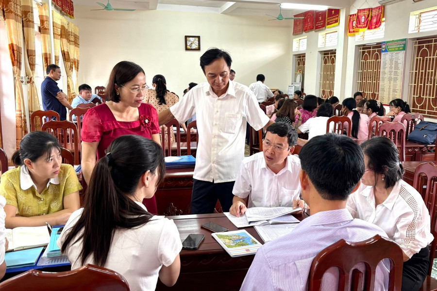 Đoàn tự kiểm tra công tác phổ cập giáo dục, xóa mù chữ xã Tân Thuận (tỉnh Hưng Yên) làm việc tại Trường Tiểu học & THCS Tự Tân. Ảnh Tiên Dung.