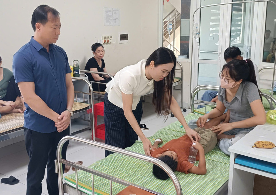 Lãnh đạo Sở GD&ĐT Hưng Yên thăm hỏi, động viên các trường hợp đang còn nằm theo dõi tại Bệnh viện đa khoa Phụ Dực.