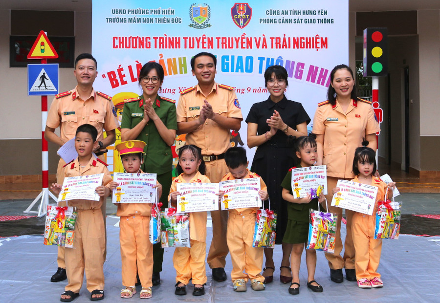 Các chiến sĩ Phòng CSGT, Công an tỉnh Hưng trao giải cuộc thi vẽ tranh “Chúng em với An toàn giao thông” cho 6 tác phẩm xuất sắc. 8.jpg