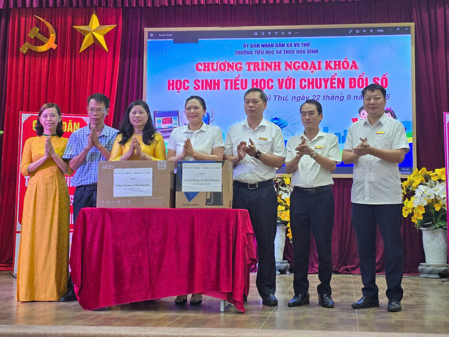 Lãnh đạo xã Vũ Thư trao tặng Trường TH&THCS Hòa Bình 1 bộ máy tính. 4.jpg
