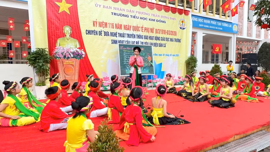 Tiết sinh hoạt câu lạc bộ “Em yêu làn điệu dân ca”.