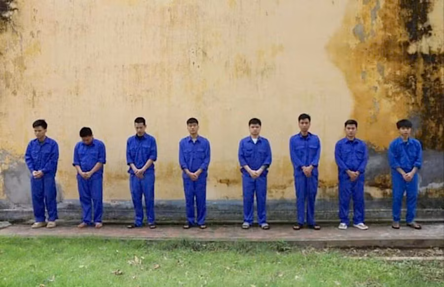 Nhóm nghi phạm trong vụ án lừa đảo chiếm đoạt tài sản dưới hình thức đầu tư tiền ảo tại cơ quan công an. Ảnh: Công an tỉnh Hưng Yên.