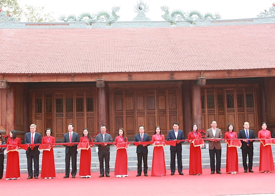 Các đại biểu thực hiện nghi thức cắt băng khánh thành.