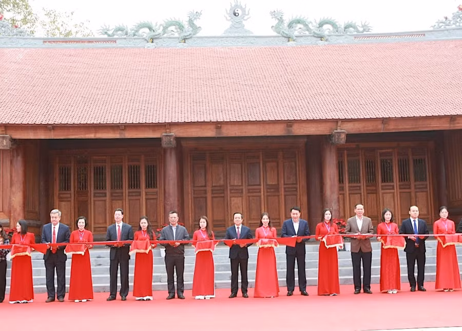 Các đại biểu thực hiện nghi thức cắt băng khánh thành.