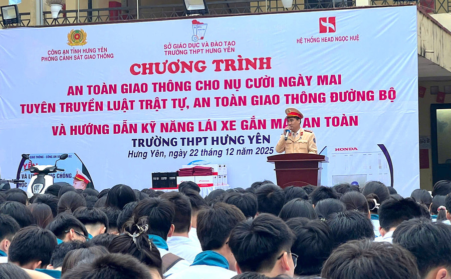 Cán bộ Phòng CSGT, Công an tỉnh Hưng Yên tuyên truyền pháp luật về trật tự an toàn giao thông đường bộ cho học sinh.