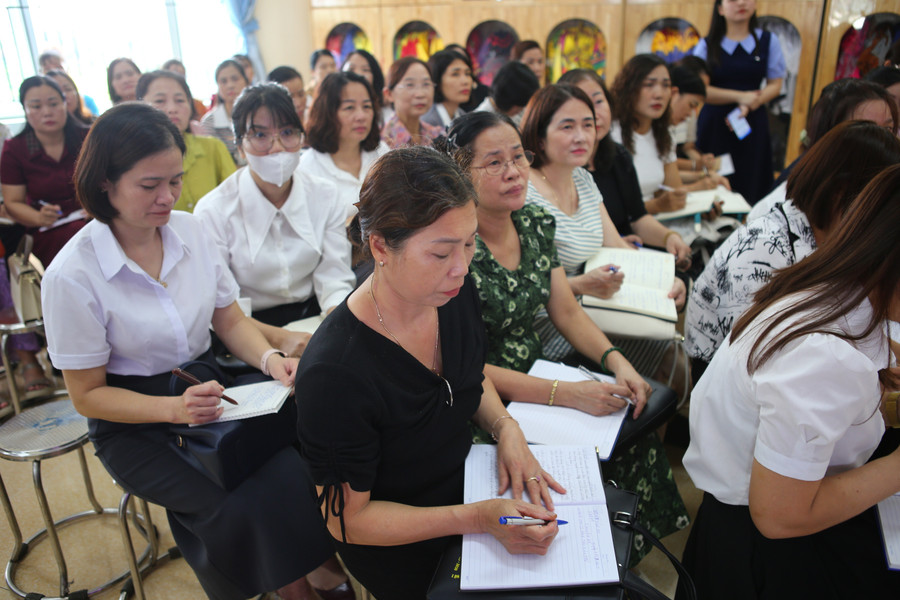Lớp tập huấn thu hút hơn 500 hiệu trưởng, phó hiệu trưởng của 496 trường mầm non trên địa bàn tỉnh Hưng Yên tham gia. img-5378.jpg