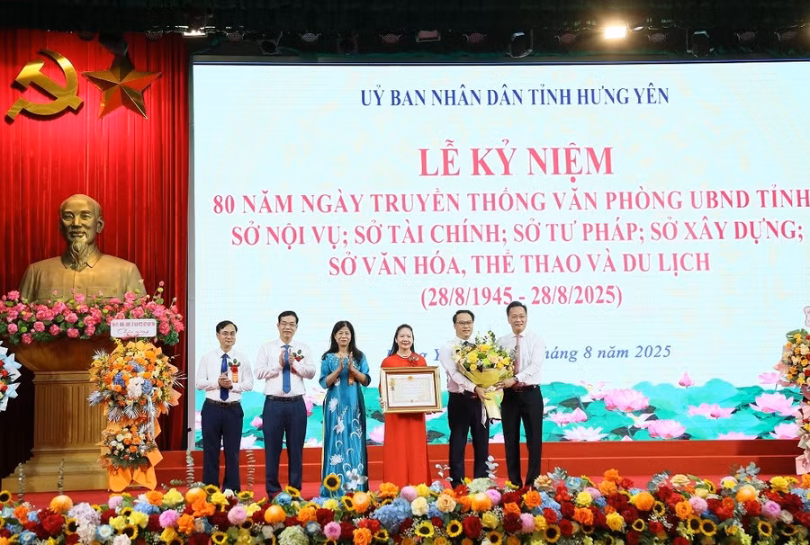 Thừa ủy quyền của Chủ tịch nước, Bí thư Tỉnh ủy Hưng Yên trao Huân chương Độc lập hạng Ba cho Sở Nội vụ Hưng Yên.