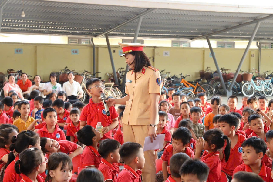 Các em học sinh hào hứng trả lời các câu hỏi, tình huống. 1000010787.jpg