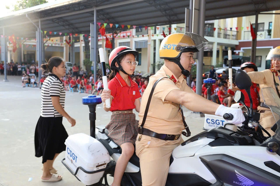 Các em trải nghiệm chỉ huy điều khiển giao thông và dẫn đoàn. 1000010786.jpg