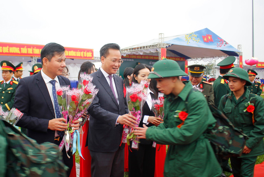 Bí thư Tỉnh ủy tỉnh Hưng Yên Nguyễn Hữu Nghĩa tặng hoa, động viên các tân binh. Ảnh: Đinh Chiến