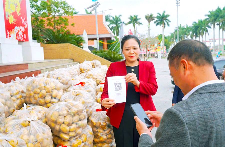 Bà Phạm Thị Như Phong - Bí thư Đảng ủy xã Vũ Thư, tỉnh Hưng Yên livestream bán hàng giúp bà con nông dân.