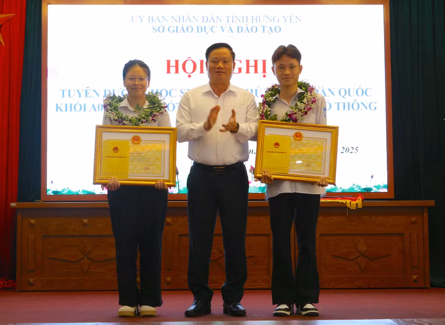Chủ tịch UBND tỉnh Hưng Yên Nguyễn Khắc Thận trao Bằng khen cho hai thủ khoa tại buổi lễ.