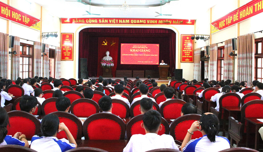 Quang cảnh lễ khai giảng.