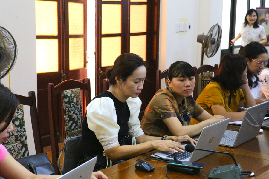 Cán bộ, giáo viên thực hành sử dụng công cụ AI. img-5259.jpg