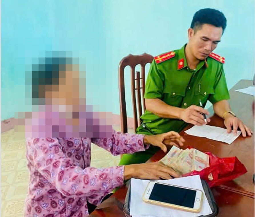 Bà N.T.L được Công an xã Vũ Quý giải thích, động viên không bị sa bẫy kẻ lừa đảo. Ảnh: Công an Hưng Yên.