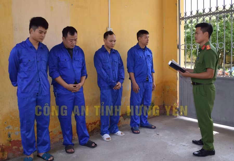 Các đối tượng tại cơ quan công an. Ảnh Công an tỉnh Hưng Yên.