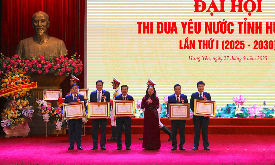 Thừa ủy quyền, Phó Chủ tịch nước Võ Thị Ánh Xuân trao Huân chương Lao động cho các cá nhân. 3.jpg