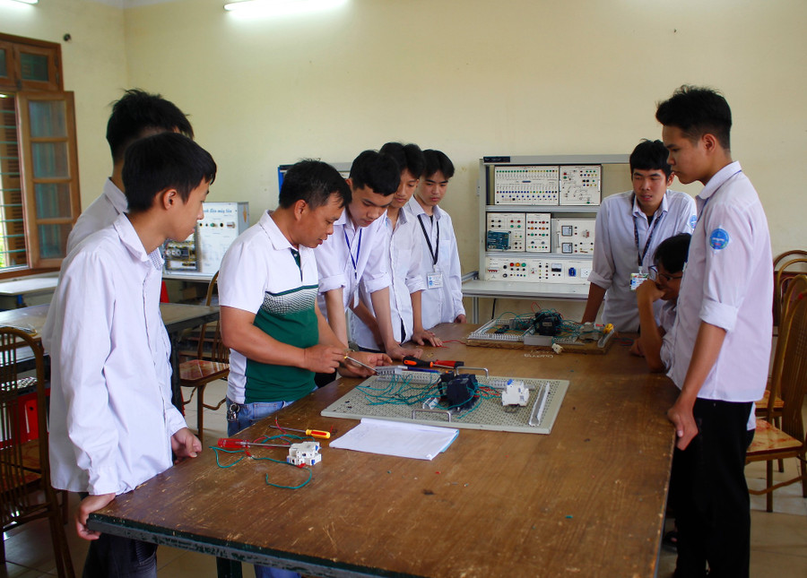 Sinh viên Trường Cao đẳng Nghề Thái Bình trong tiết học thực hành.