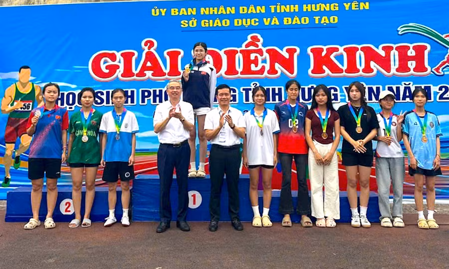 Lãnh đạo Sở GD&ĐT tỉnh Hưng Yên trao giải cho các vận động viên có thành tích xuất sắc.