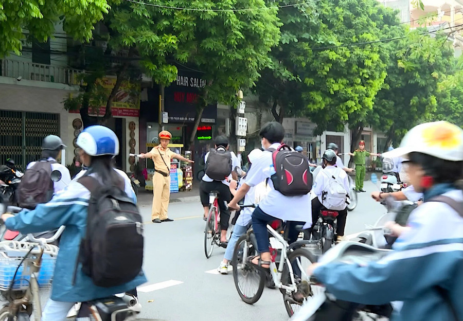 Lực lượng CSGT, Công an tỉnh Hưng Yên điều tiết giao thông tại khu vực cổng trường. 