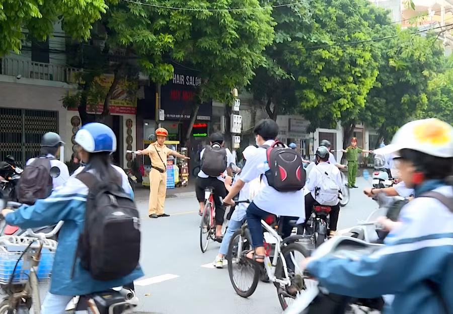 Lực lượng CSGT, Công an tỉnh Hưng Yên điều tiết giao thông tại khu vực cổng trường. 