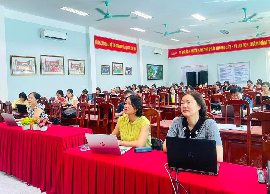 Cán bộ, giáo viên dự tập huấn trực tuyến tại điểm cầu Trường THCS Lương Thế Vinh (phường Trần Hưng Đạo). diem-cau-truong-luong-the-vinh.jpg