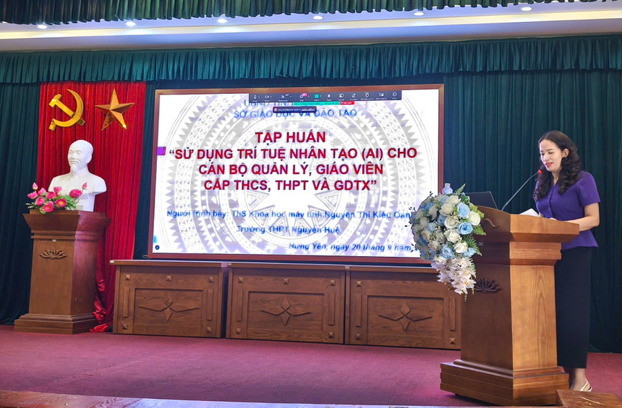 Báo cáo viên truyền đạt các kiến thức cơ bản trong sử dụng AI tại điểm cầu Sở GD&ĐT Hưng Yên.