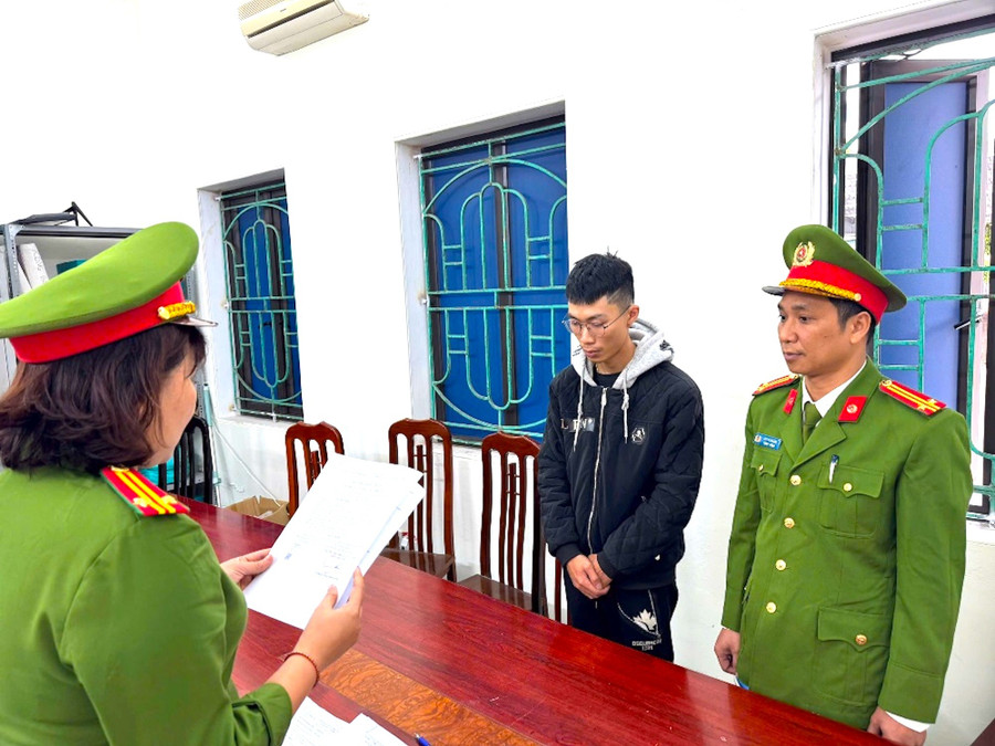 Công an phường Vũ Phúc công bố các quyết định khởi tố vụ án, khởi tố bị can đối với Bùi Văn Trường. Ảnh: Công an tỉnh Hưng Yên.