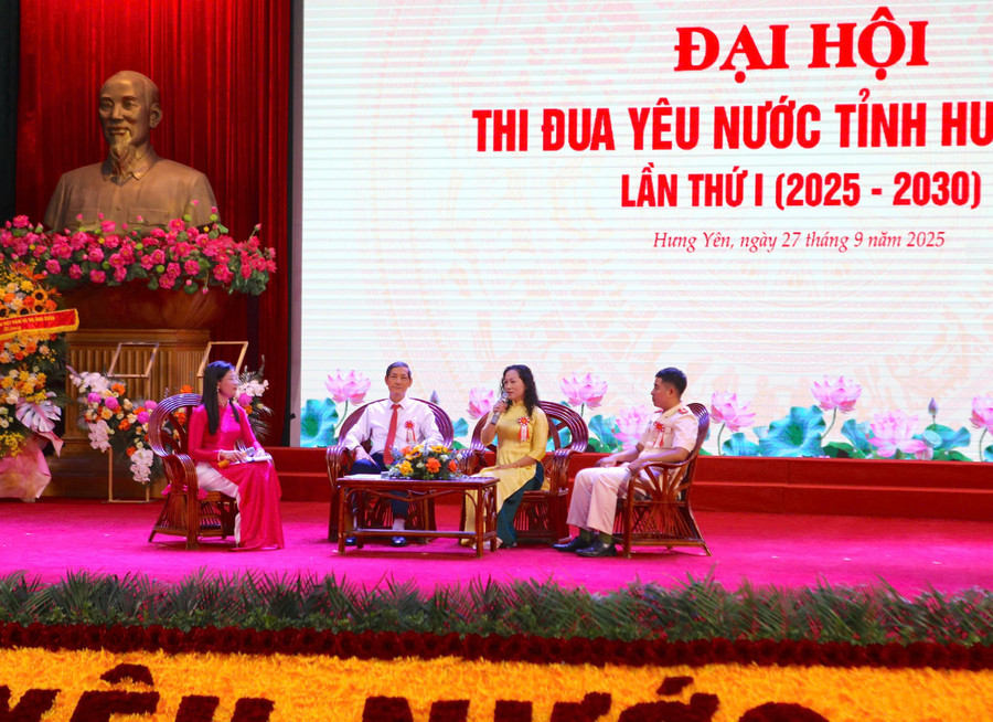 Cô Đỗ Thị Thanh (người thứ 2 từ phải qua) tại Đại hội Thi đua yêu nước tỉnh Hưng Yên lần thứ I, giai đoạn 2025 – 2030. anh-3.jpg