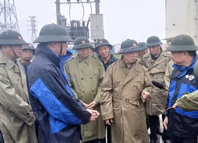 Phó Thủ tướng Trần Hồng Hà kiểm tra công tác phòng, chống bão số 3 tại tỉnh Hưng Yên.